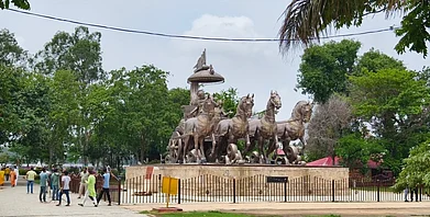 The Himalyan Lens/Shutterstock : A statue of Krishna and Arjuna during the Mahabharata war in Kurukshetra, Haryana