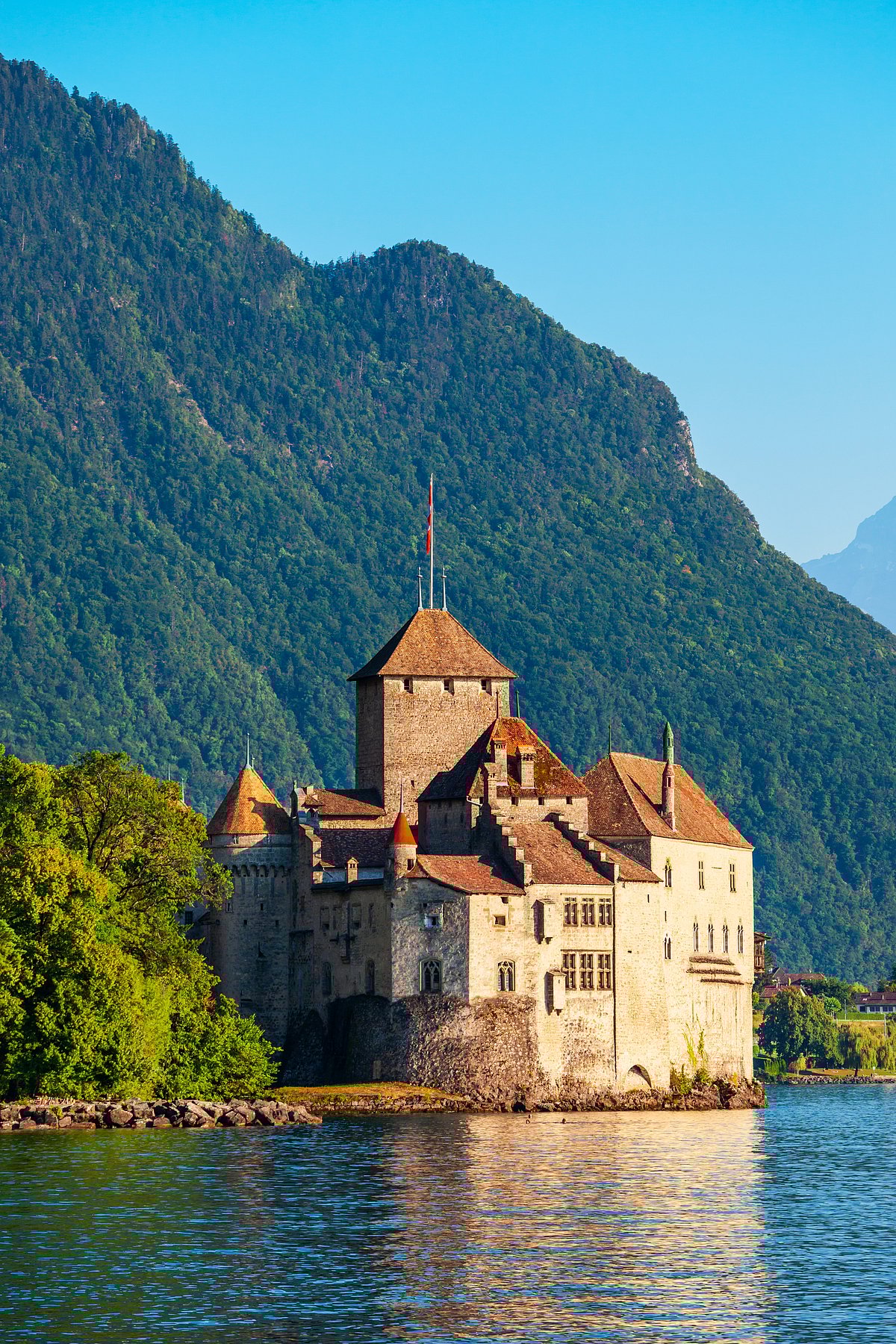 Shutterstock : Chillon Castle or Chateau de Chillon, an island castle located on Lake Geneva