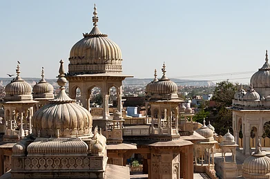 Shutterstock.com : Royal Gaitor Tumbas features a collection of beautifully carved cenotaphs or chhatris, each dedicated to a different Maharaja
