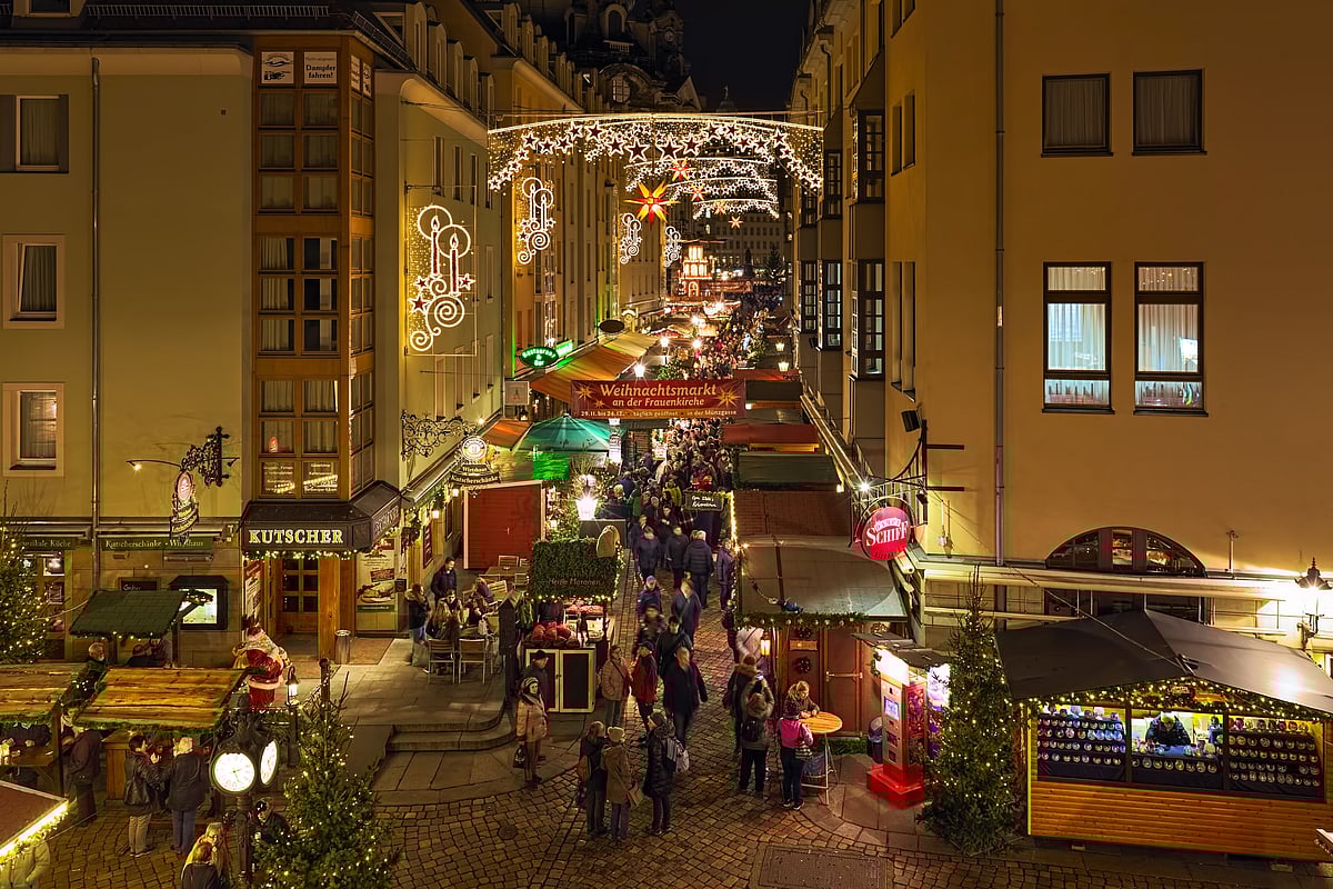 Traditional products like pottery, glassware and lace from the Vogtland region are sold at the Christmas market on Münzgasse Street in Dresden