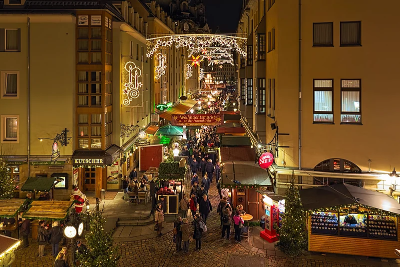 Traditional products like pottery, glassware and lace from the Vogtland region are sold at the Christmas market on Münzgasse Street in Dresden
