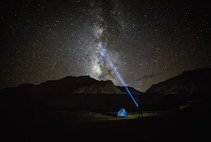 Shutterstock : Milky way star shining above illuminated tents