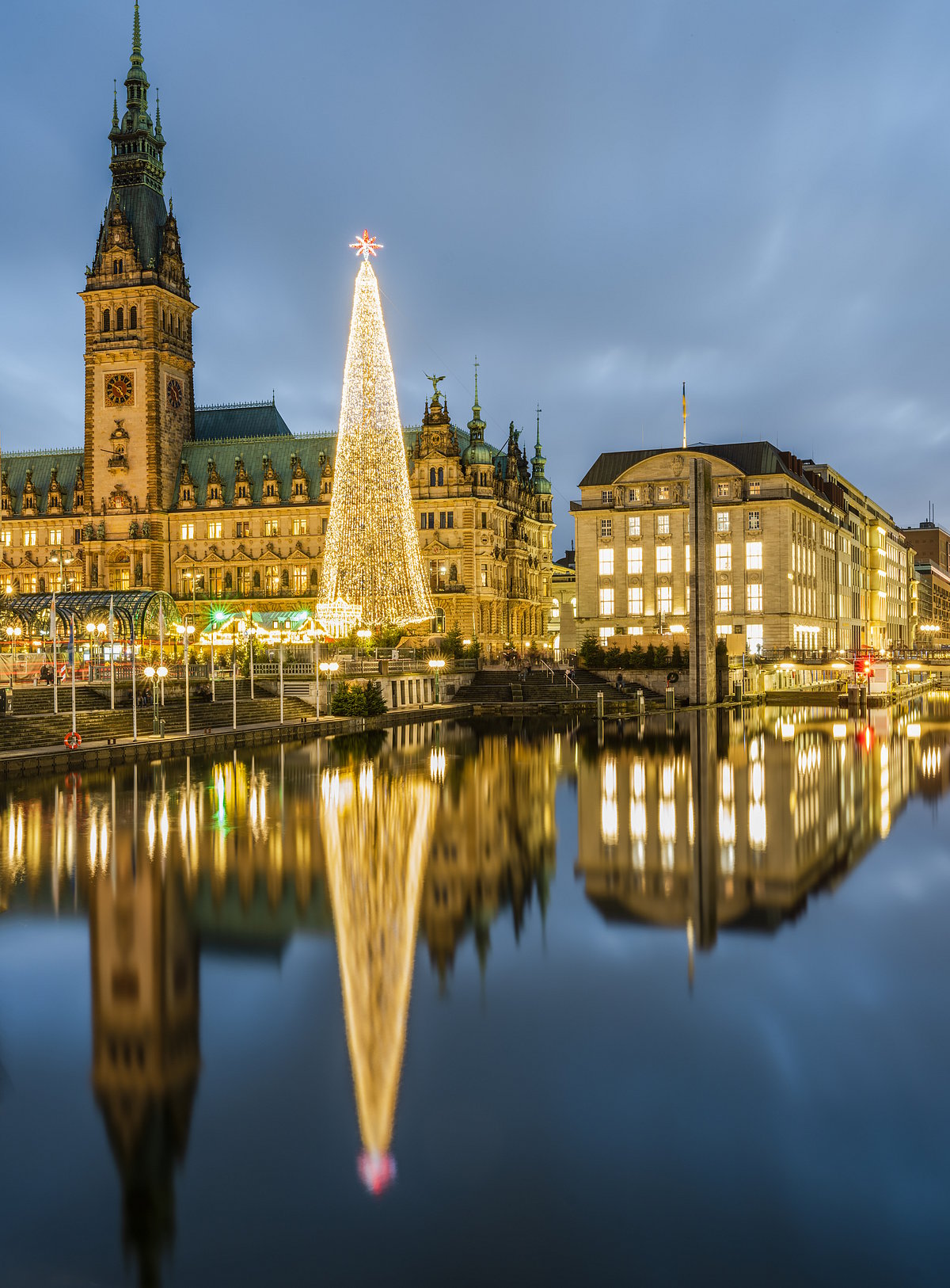 Shutterstock : A view of the Christmas tree in Hamburg
