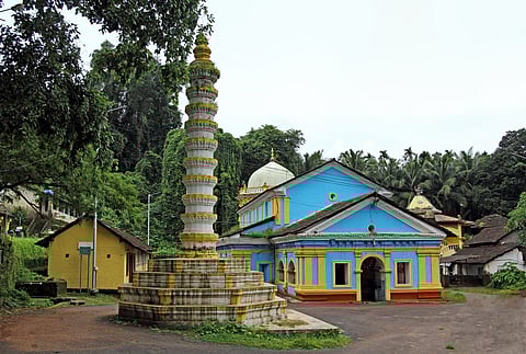 The Saptakoteshwar Temple of Naroa is one of the great Shiva temples in the Konkan area