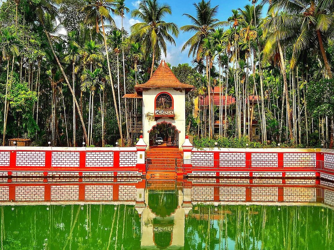 The colourful images of gods and goddesses around the base of the lamp tower and an ancient water reservoir that is surrounded by palms make the Nagueshi Temple a visual feast for the eyes