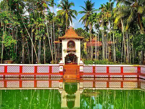 The colourful images of gods and goddesses around the base of the lamp tower and an ancient water reservoir that is surrounded by palms make the Nagueshi Temple a visual feast for the eyes