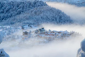 Joshi Shashank/Shutterstock : Snowfall in Mukteshwar
