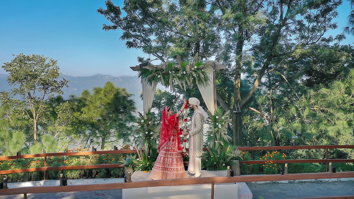 With the capacity to host up to 300 guests, the Moksha Himalaya Spa Resort provides a variety of indoor and outdoor venues for wedding celebrations