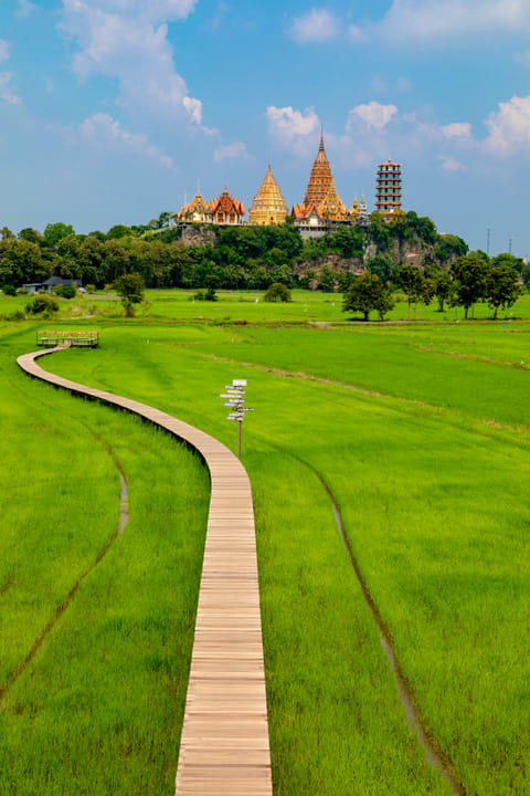 The stunning Wat Tham Suea