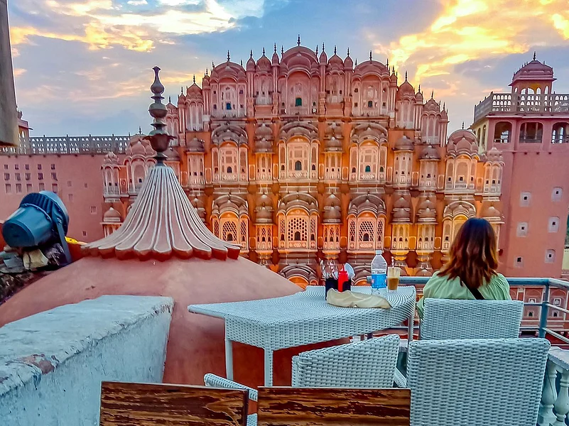 The Tattoo Cafe and Lounge has outdoor seating opposite the Hawa Mahal, enabling visitors to sip on their coffees while overlooking the honeycomb-like structure