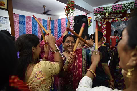 In the evening, the Lakshmi Narayan Jiu Temple complex reverberates with the sound of folk music as Bengali, Sikh, Gujarati and Marwari women of all ages come in colourful attire and perform the dandiya dance
