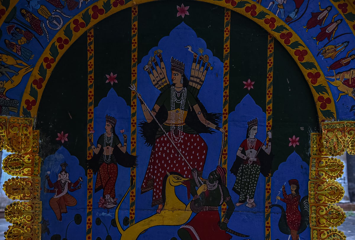 One very interesting aspect of the patachitra is that all the deities, other than Ganesh, are shown looking sideways, so viewers get to see only a side profile of the deities