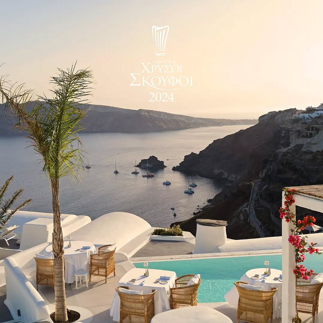 This restaurant promises an elegant atmosphere and stunning vistas of Oia’s iconic white houses