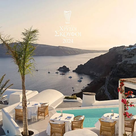 This restaurant promises an elegant atmosphere and stunning vistas of Oia’s iconic white houses
