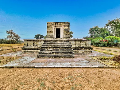 Wikimedia Commons : Shiva temple, Sakor, Damoh district, Madhya Pradesh
