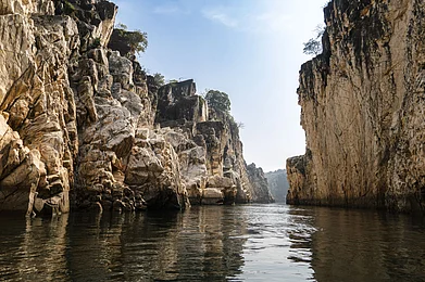 Joydeep Mondal/Shutterstock : Bhedaghat near Jabalpur offers marvellous views of canyons