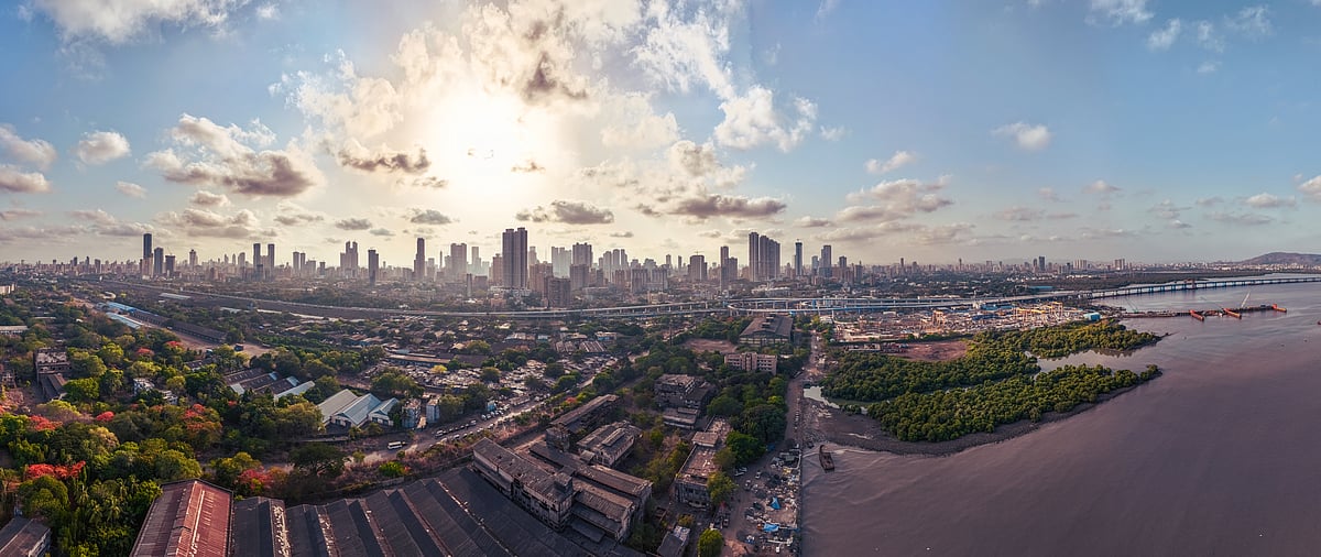 Bhatakta Manav/Shutterstock : A wide shot of Mumbais skyline