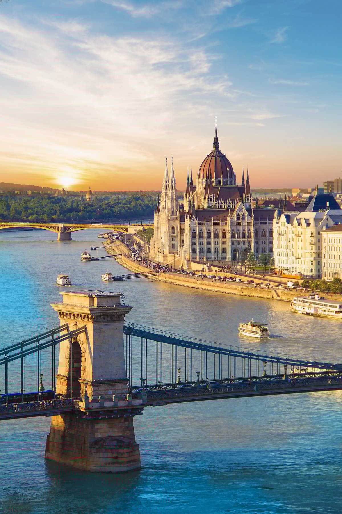 Shutterstock : Beautiful view of the Hungarian Parliament and the chain bridge in Budapest, Hungary
