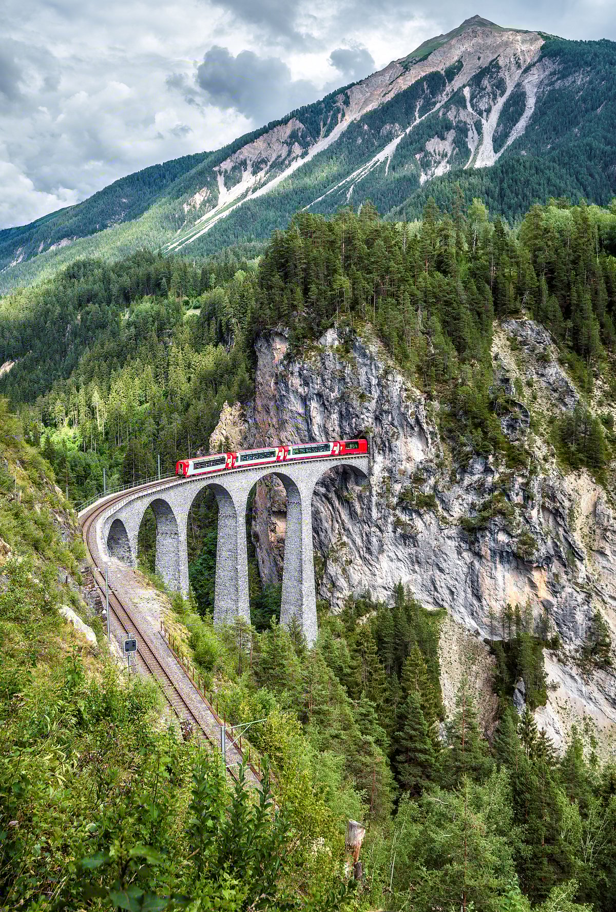 Shutterstock : A view of the Glacier Express, Switzerland