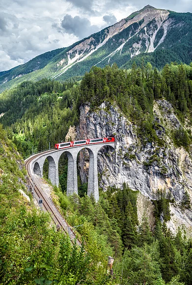 Shutterstock : A view of the Glacier Express, Switzerland