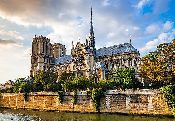 iStock : Notre-Dame de Paris. on the banks of the Seine River
