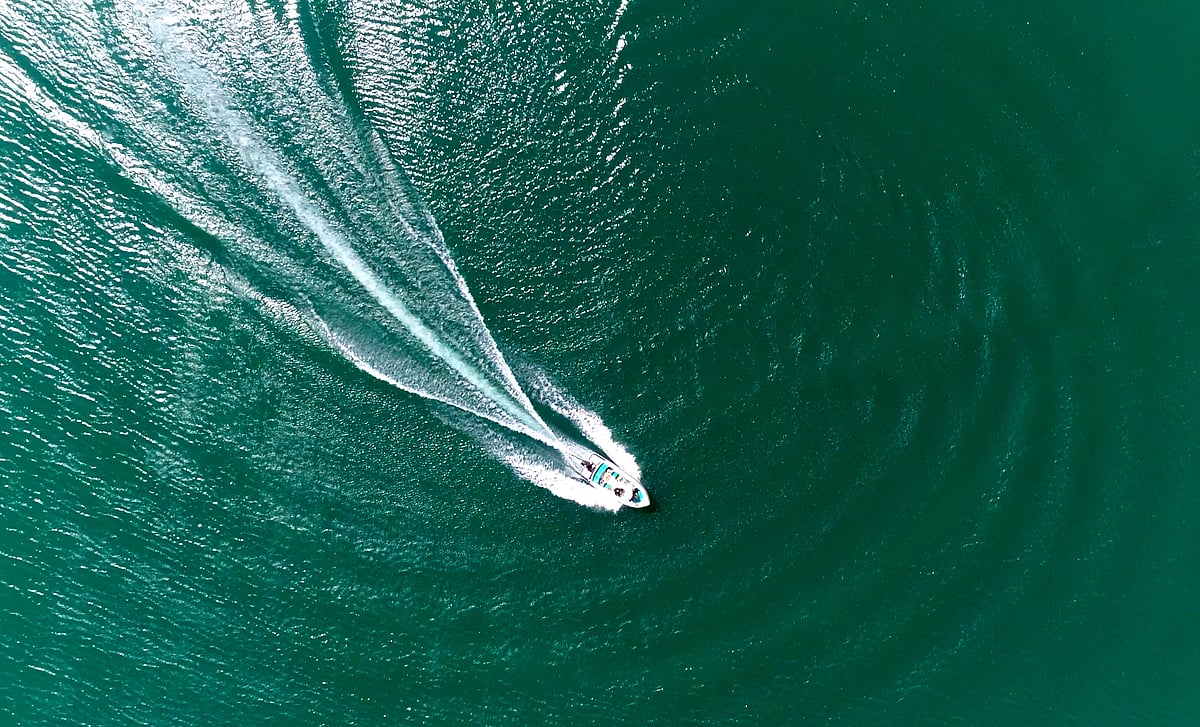 Speed boating in Tehri Lake - SujanSingh/Shutterstock
