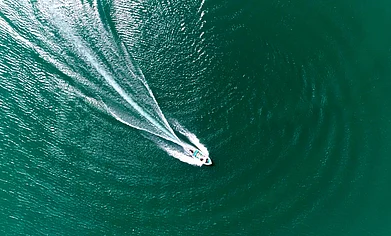 SujanSingh/Shutterstock : Speed boating in Tehri Lake