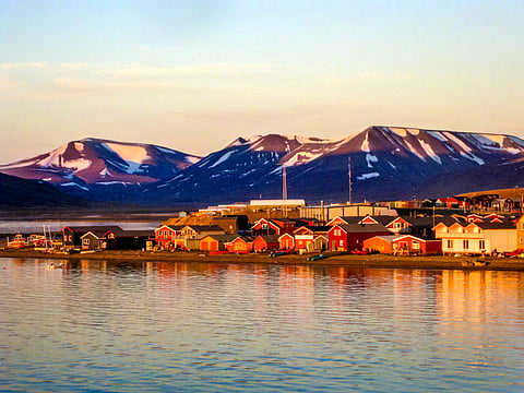 Midnight sun on the Longyearbyen waterfront in Svalbard 