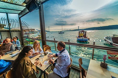 Lepneva Irina/Shutterstock : Enjoying coffee at a cafe on the Bosphorus in Istanbul