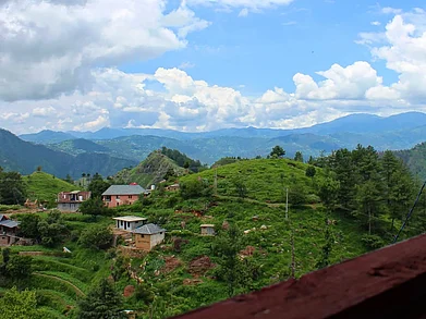rish.smiley/Instagram : A view of the Karsog Valley