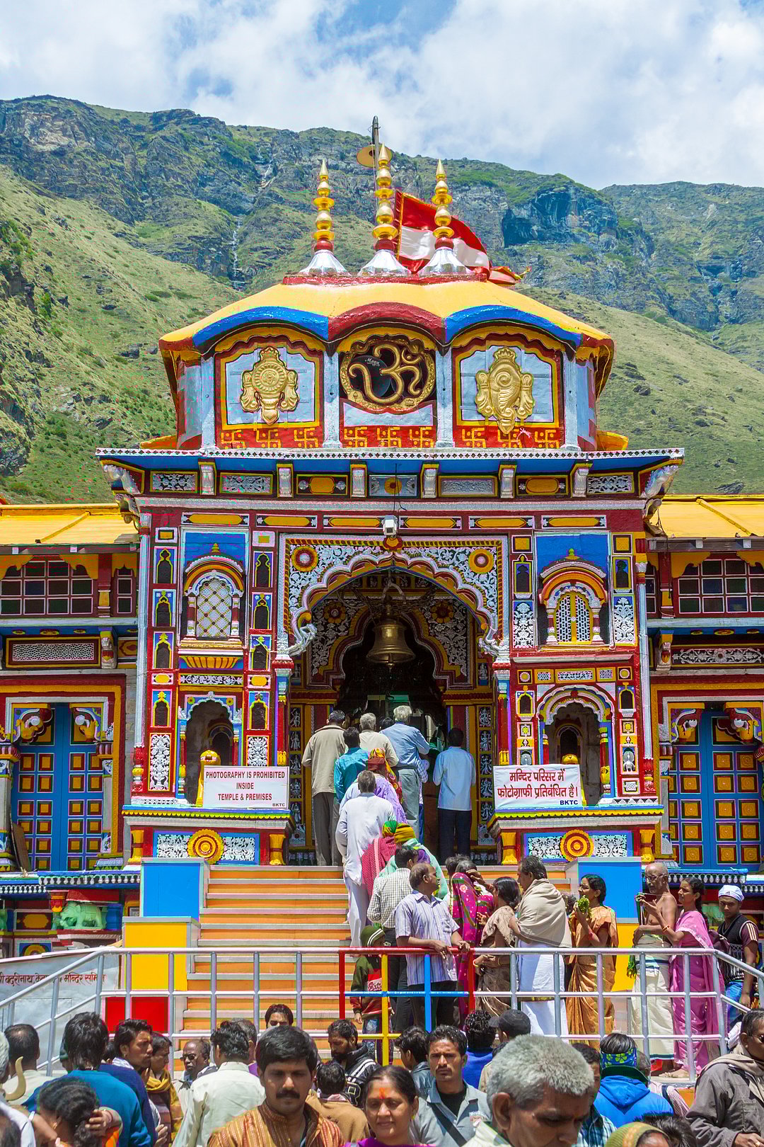 A view of the Badrinath Temple