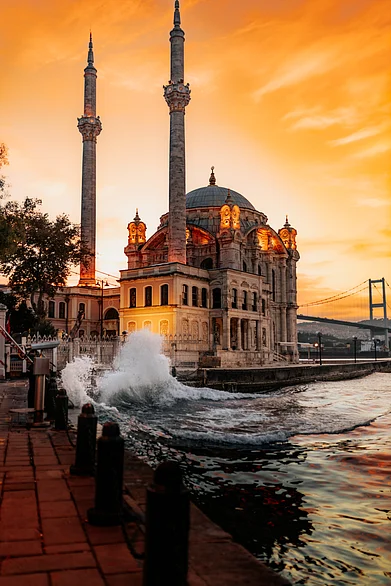 Shutterstock : Ortakoy Mosque and sunrise in Besiktas, Türkiye