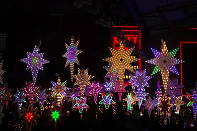 Shutterstock : Christmas lights paper lantern hanging at a Christmas market
