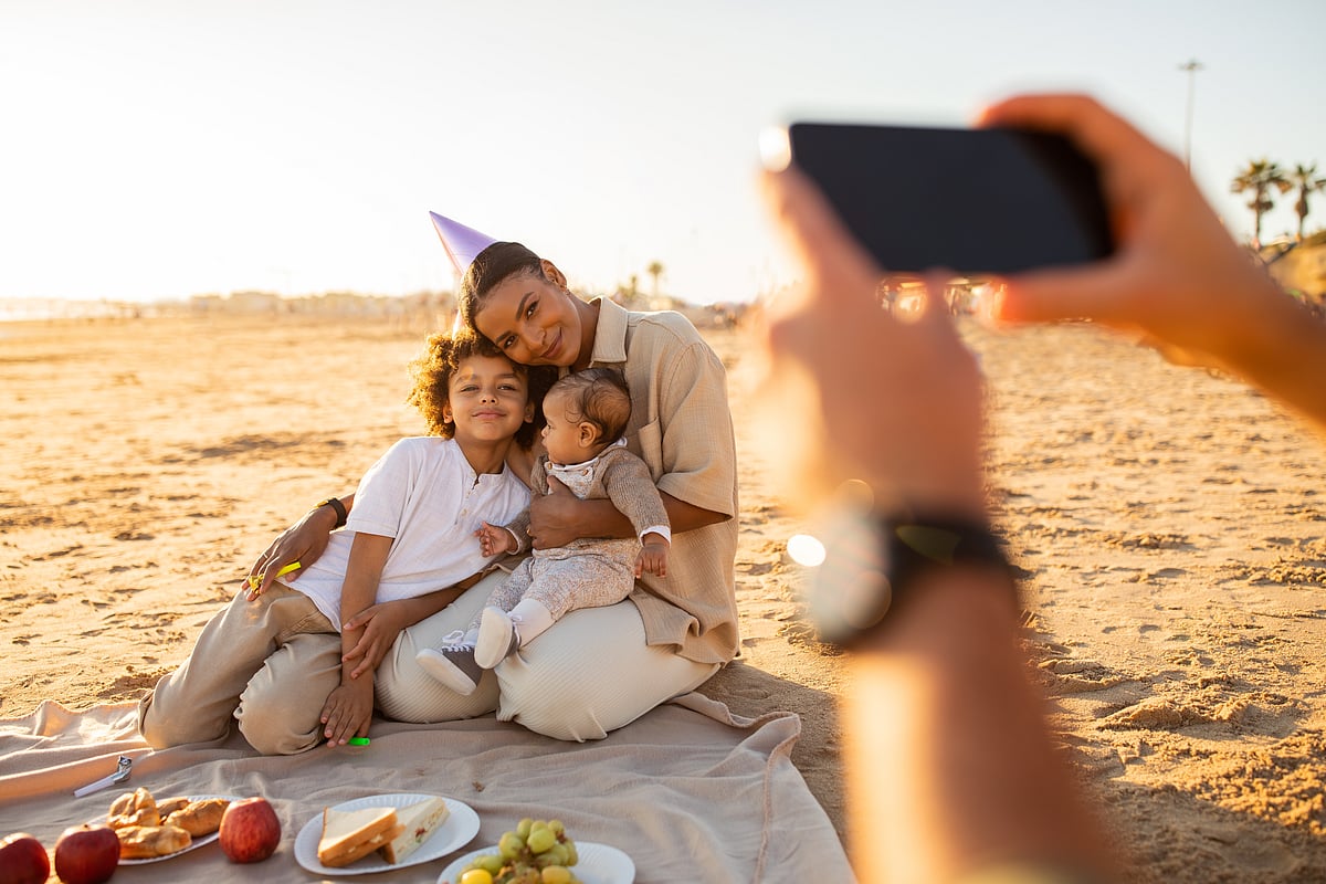 Ask stranger to click photos of you with your kid(s) during your holiday