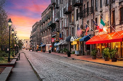Shutterstock : The city of Savannah, Georgia