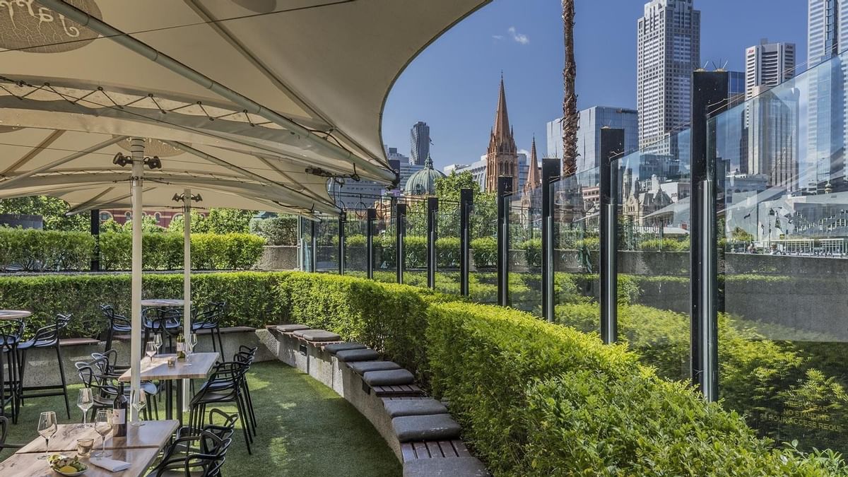 An outdoor eating area in Quay West Suites