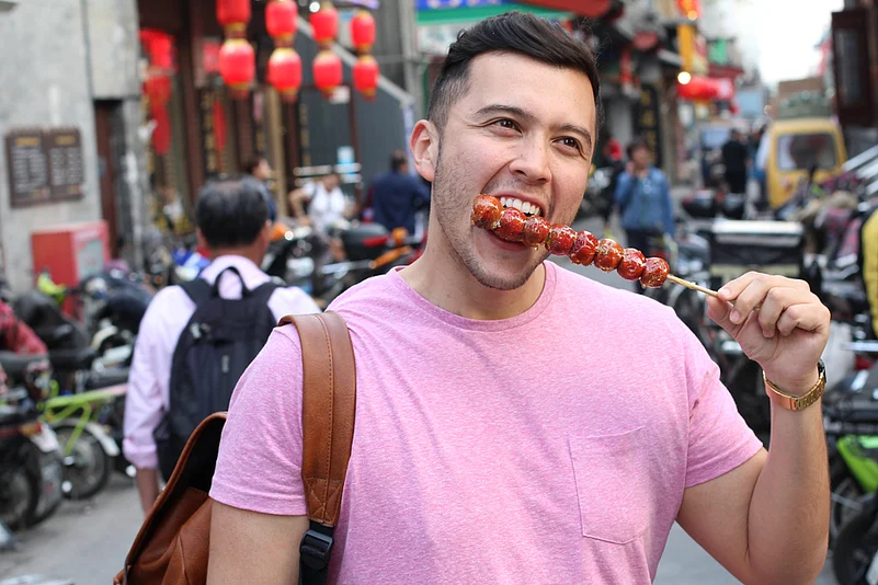 A tourist samples tanghulu in China