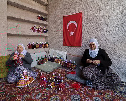 Women making Soğanlı bebekleri