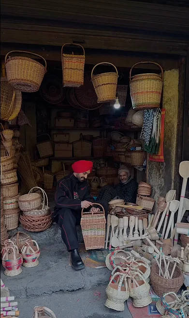 Diljit Dosanjh/Instagram : Diljit Dosanjh shopping for local souvenirs in Lal Chowk