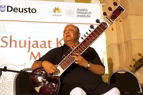 Shujaat Husain Khan offers a master class at the University of Deusto in Spain