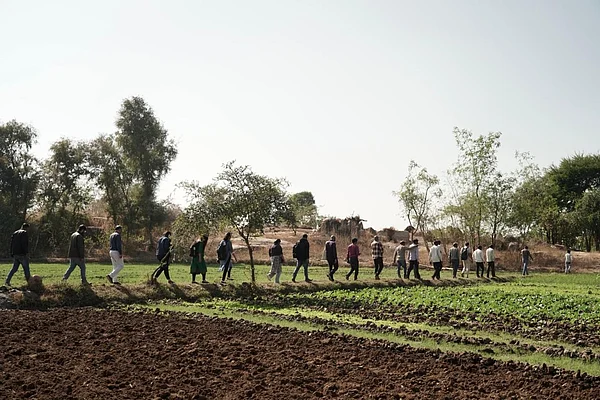 Copyright: DA : Participants in the TARAgram Yatra 2024 cross an agricultural field in Madhya Pradesh
