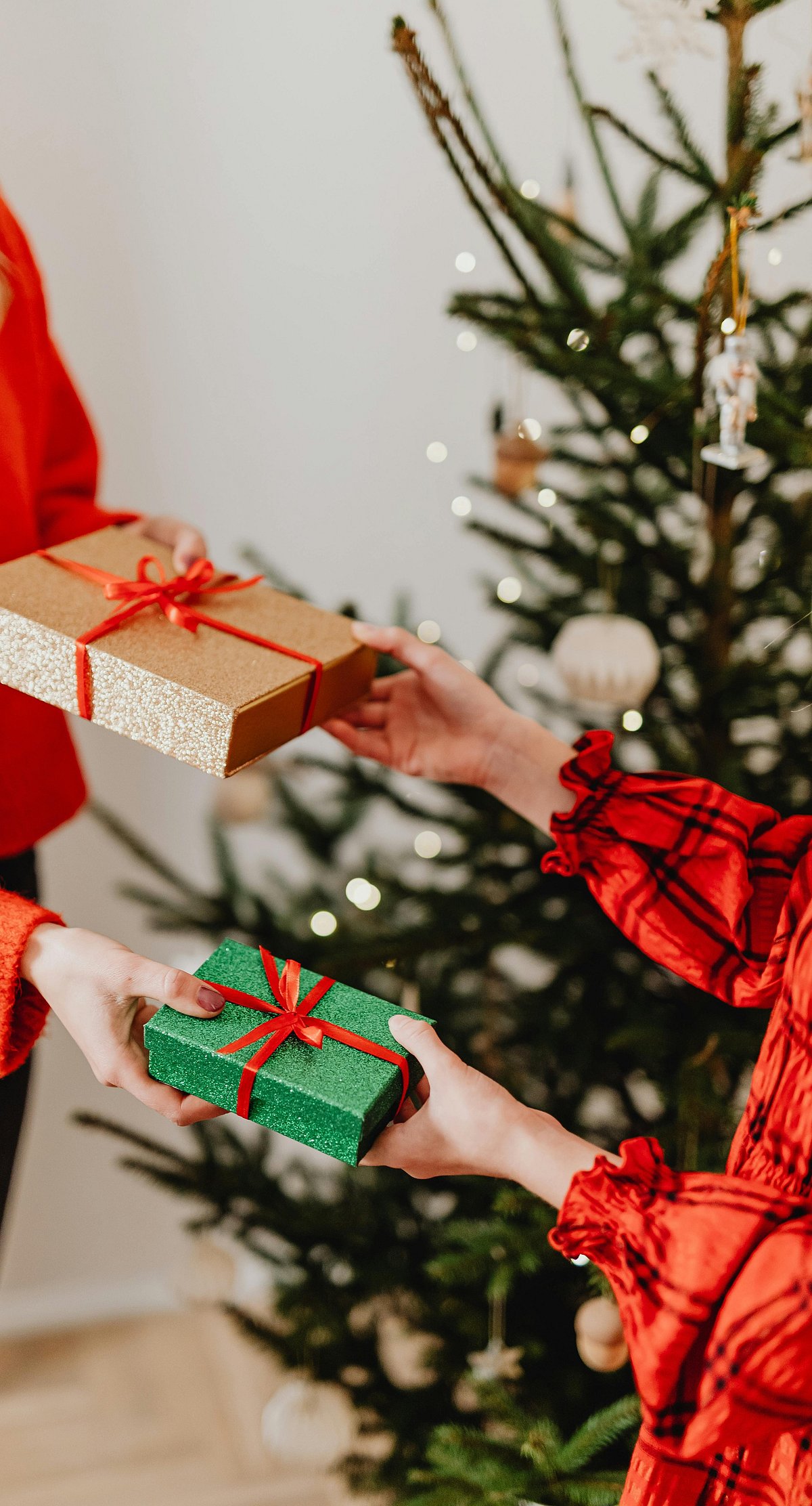 Pexels : Gifts being exchanged on the occasion of Christmas