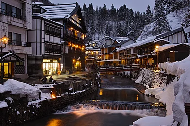 tabi-buta/Shutterstock : The Ginzan Onsen during winter
