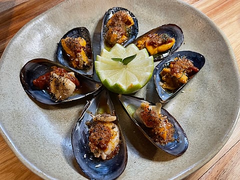 West Coast mussels
gratinated in the shell with tomato chutney and brioche crumbs by Aubergine