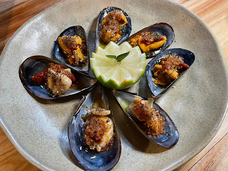 West Coast mussels
gratinated in the shell with tomato chutney and brioche crumbs by Aubergine