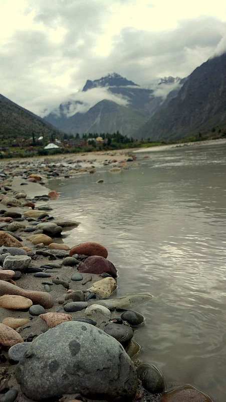 Go camping by the river in Jispa