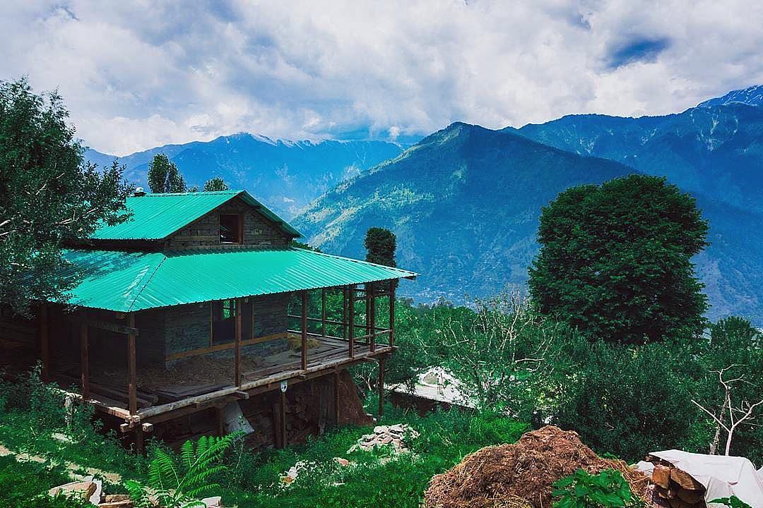 kailashrathtreks/Instagram : The charming Himalayan village of Rumsu is located about 3 to 4 kilometres from the town of Naggar
