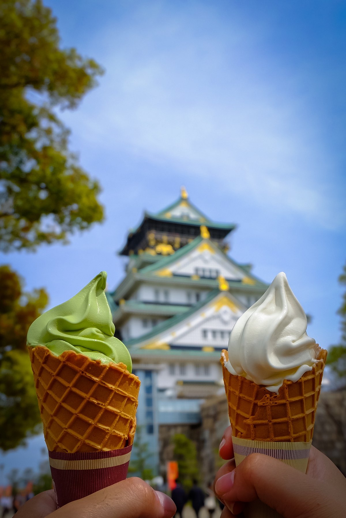 Shutterstock : Soft serve ice creams in front of Ōsaka Castle
