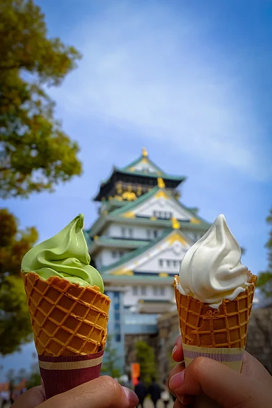 Shutterstock : Soft serve ice creams in front of Ōsaka Castle