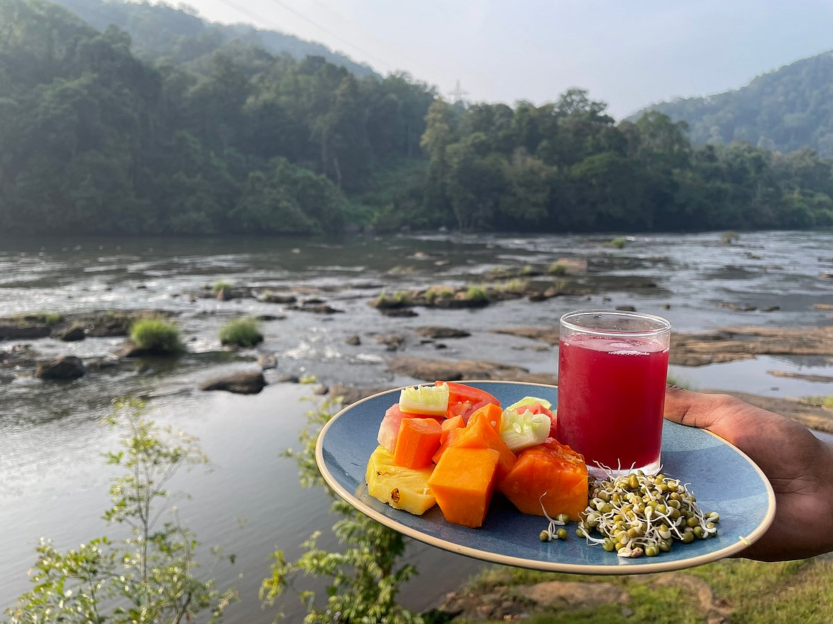 A meal along the banks of the Chalakudy River